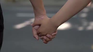情侣马路牵手行走实拍视频的预览图